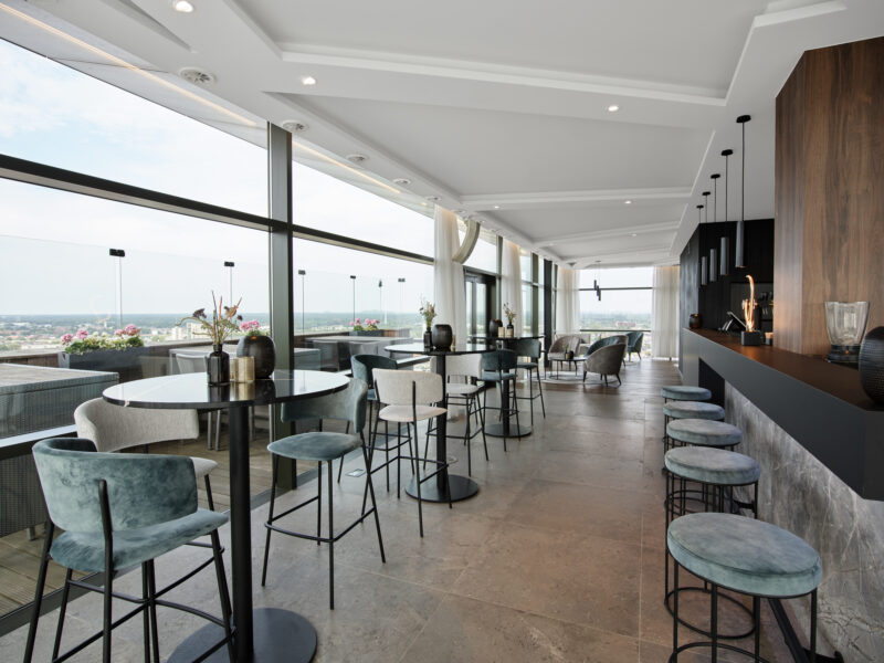 Interieur van Bon’air rooftop bar in Hasselt met panoramisch uitzicht
