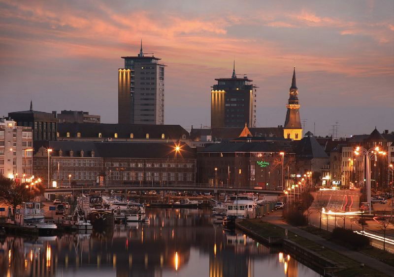 Uitzicht op Bon’air rooftop bar in Hasselt met skyline en twee torens